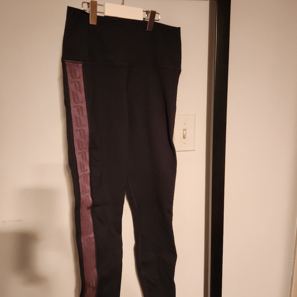 BNWT Fabletics Leggings- Size Medium
